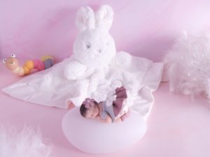 coffret veilleuse bébé fille rose antique avec doudou lapin blanc pois rose