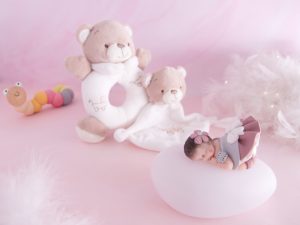 coffret veilleuse bébé fille rose antique avec hochet et mini doudou ours blanc