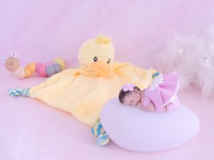 coffret veilleuse bébé fille rose avec doudou canard jaune