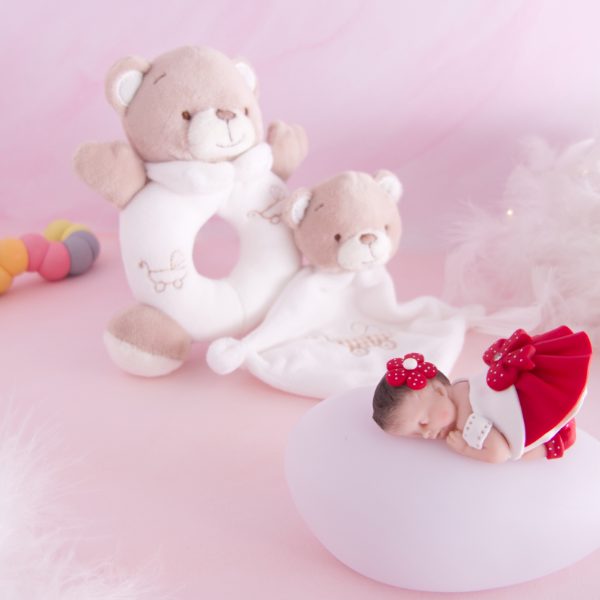 coffret veilleuse bébé fille rouge avec hochet et mini doudou ours blanc