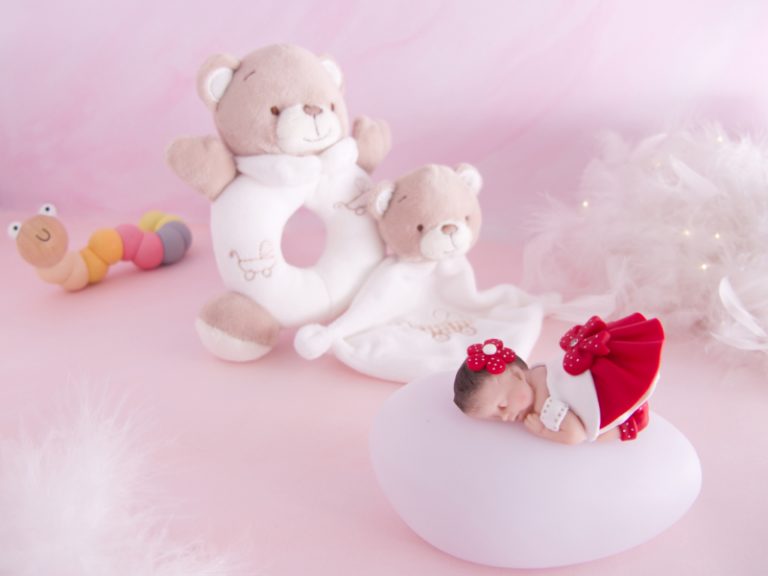 coffret veilleuse bébé fille rouge avec hochet et mini doudou ours blanc