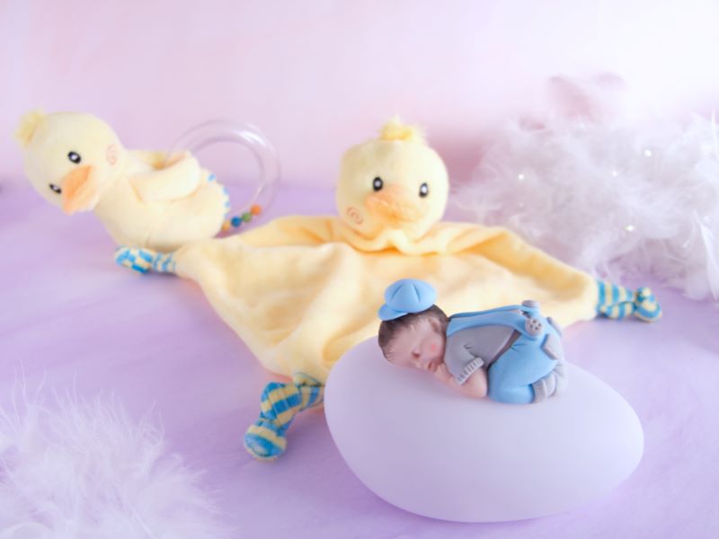 coffret veilleuse bébé garçon bleu clair avec hochet et doudou canard jaune