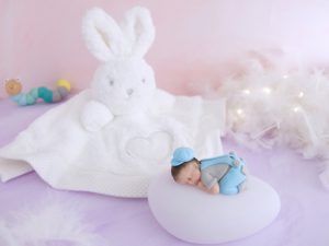 coffret veilleuse bébé garçon bleu clair et doudou lapin blanc pois beige