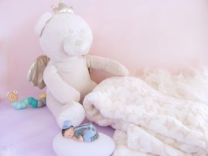 coffret veilleuse bébé garçon bleu gris et doudou ours et couverture beige