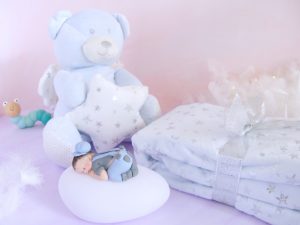 coffret veilleuse bébé garçon bleu gris et doudou ours étoile et couverture bleu