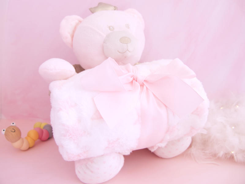 ours et couverture rose
