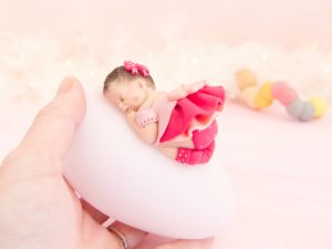 veilleuse bébé fille framboise dans la main
