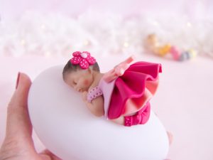 veilleuse bébé fille framboise et rose tenue dans la main