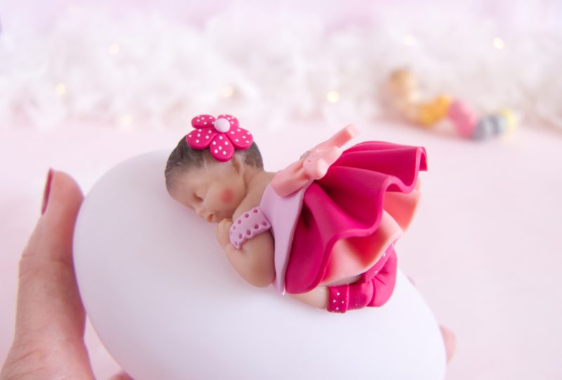 veilleuse bébé fille framboise et rose tenue dans la main