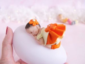 veilleuse bébé fille orange vue main