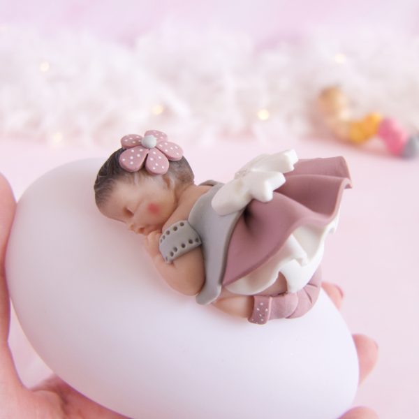 veilleuse bébé fille rose antique, gris et blanc tenue dans la main