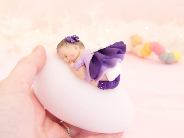 veilleuse bébé fille violet dans la main