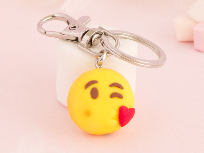 porte-clés Emoji bisou de près