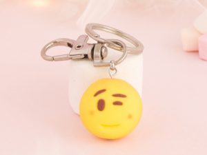 porte-clés Emoji clin d'oeil de près
