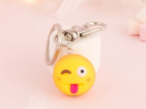 porte-clés Emoji tire la langue de près
