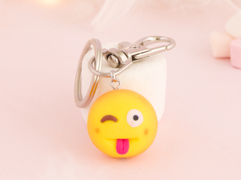 porte-clés Emoji tire la langue de près